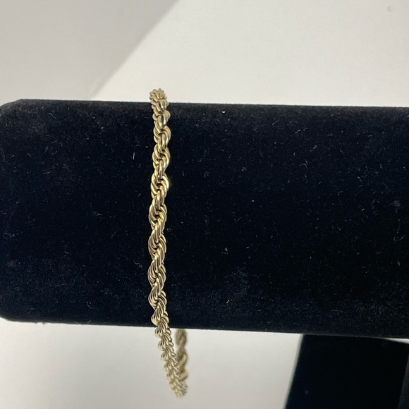 Jewelry - Gold tone rope bracelet